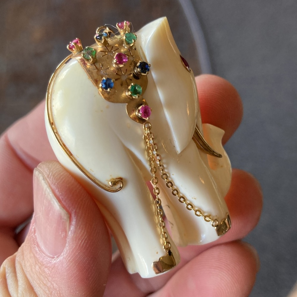 14kt gold with white bone/plastic ? elephant - Picture 8 of 9